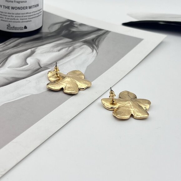 Gold Flower Necklace and Earrings Set Vintage Elegant Jewelry - Picture 3 of 6